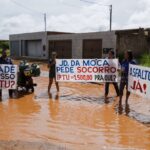 ‘Cascalho a gente não aceita’: com pé na lama, moradores protestam por asfalto no Mooca