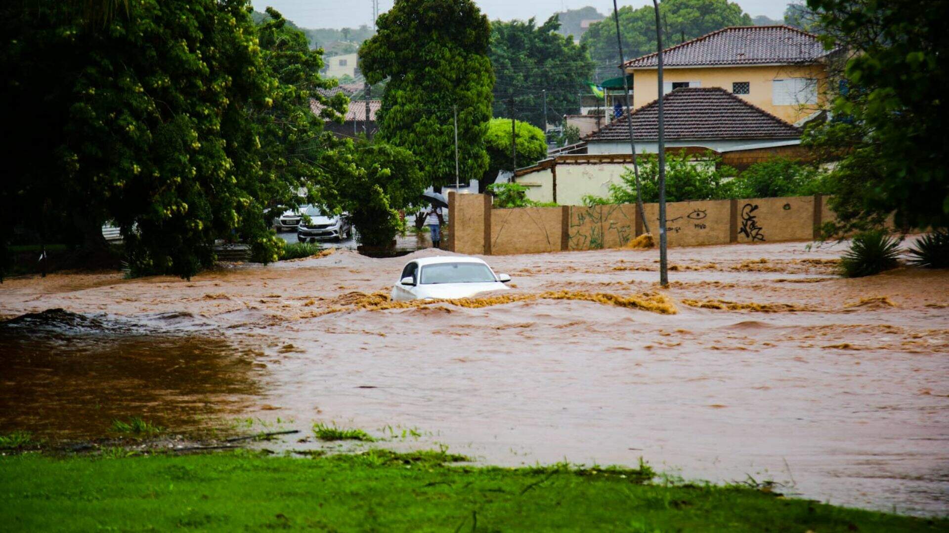 Chuva de dois meses soma 570 mm e estragos se espalham por ruas e bairros de Campo Grande