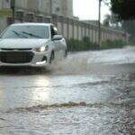 Chuva alaga ruas e água invade calçadas no bairro Tiradentes
