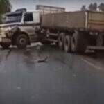 VÍDEO: Carreta perde controle da direção e colide em seis carros na BR-060