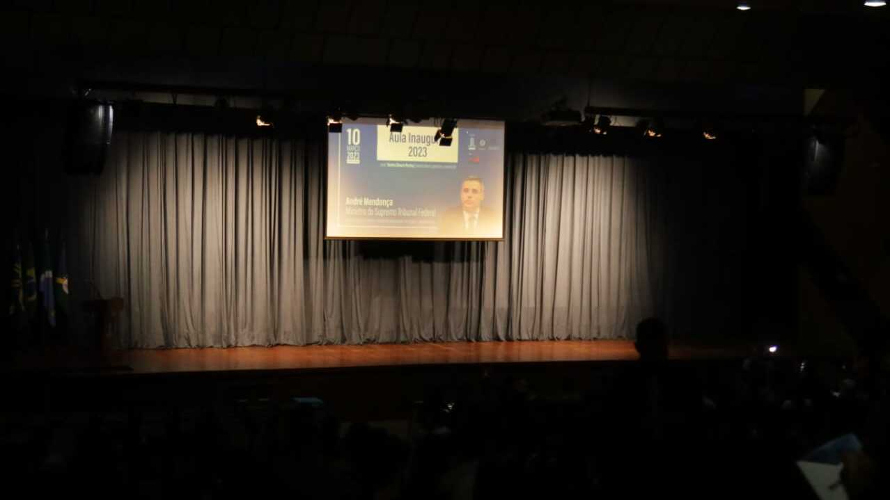 Calouros e profissionais dividem espaço para assistir palestra de ministro do STF em Campo Grande