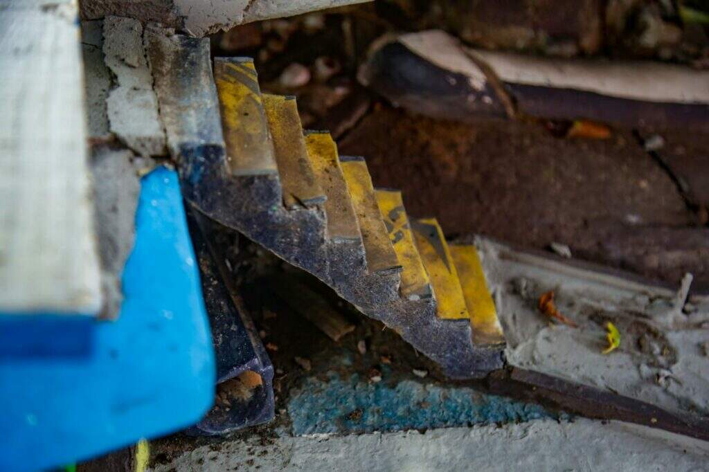 Detalhe de uma das escadas da casa. Foto: Nathalia Alcântara/Jornal Midiamax