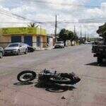 Motorista de caminhonete sai de mecânica e leva batida de motocicleta em Campo Grande