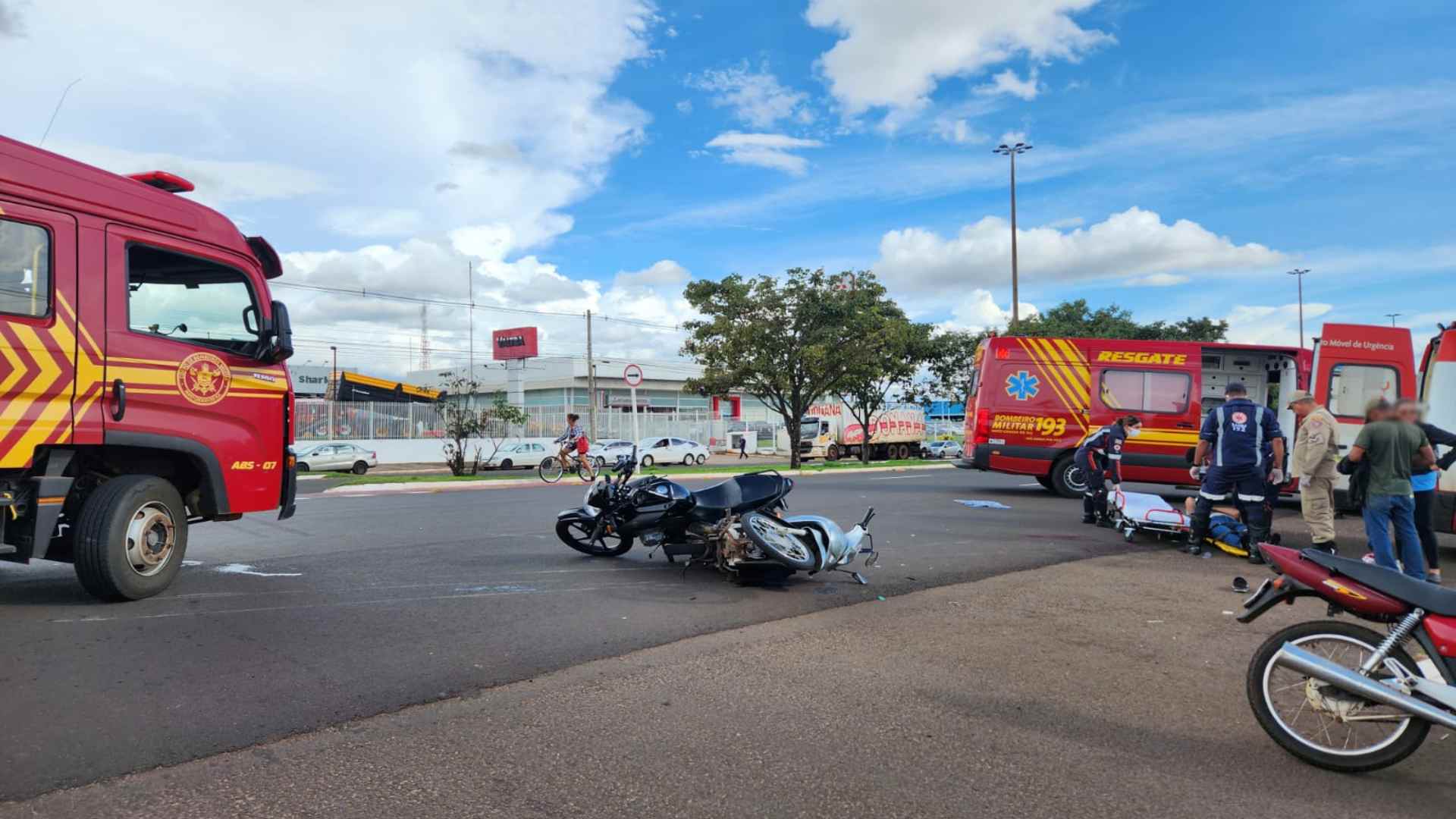 Três vítimas são socorridas em acidente entre motos na Avenida Coronel Antonino