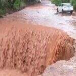VÍDEO: Cratera forma ‘cachoeira’ em rua do Chácara dos Poderes durante chuva