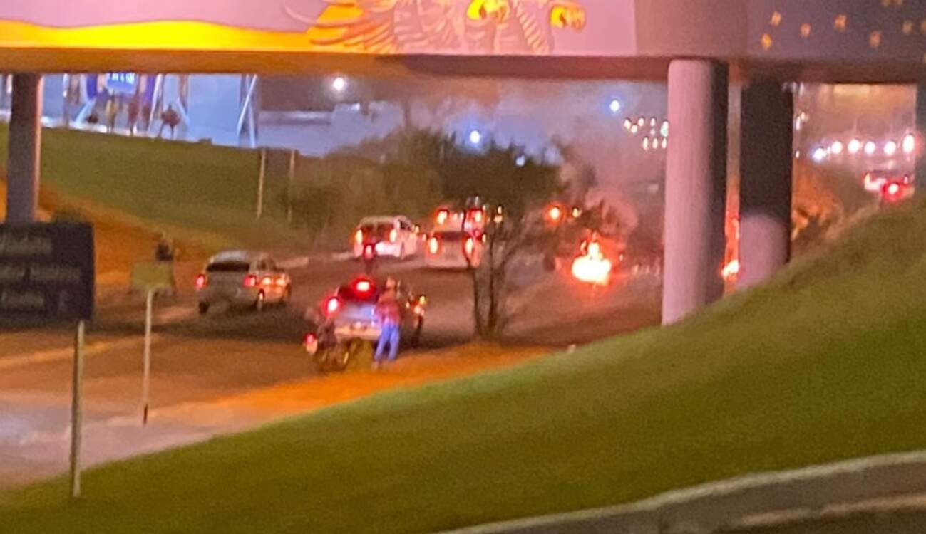 Moto explode em colisão entre motos na Avenida Ceará, em Campo Grande