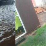 Morador tem casa invadida por água da chuva na Cohab e nem ‘mureta’ consegue barrar enxurrada