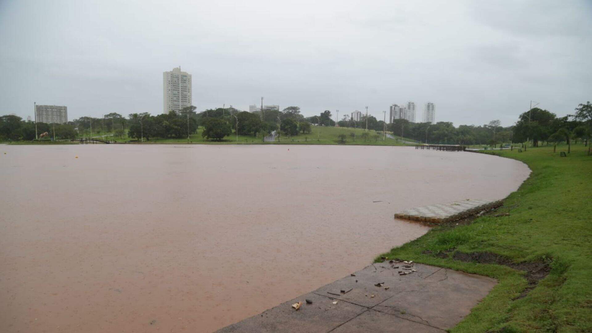 Chuva da tarde deste sábado faz lago do Parques das Nações transbordar em Campo Grande