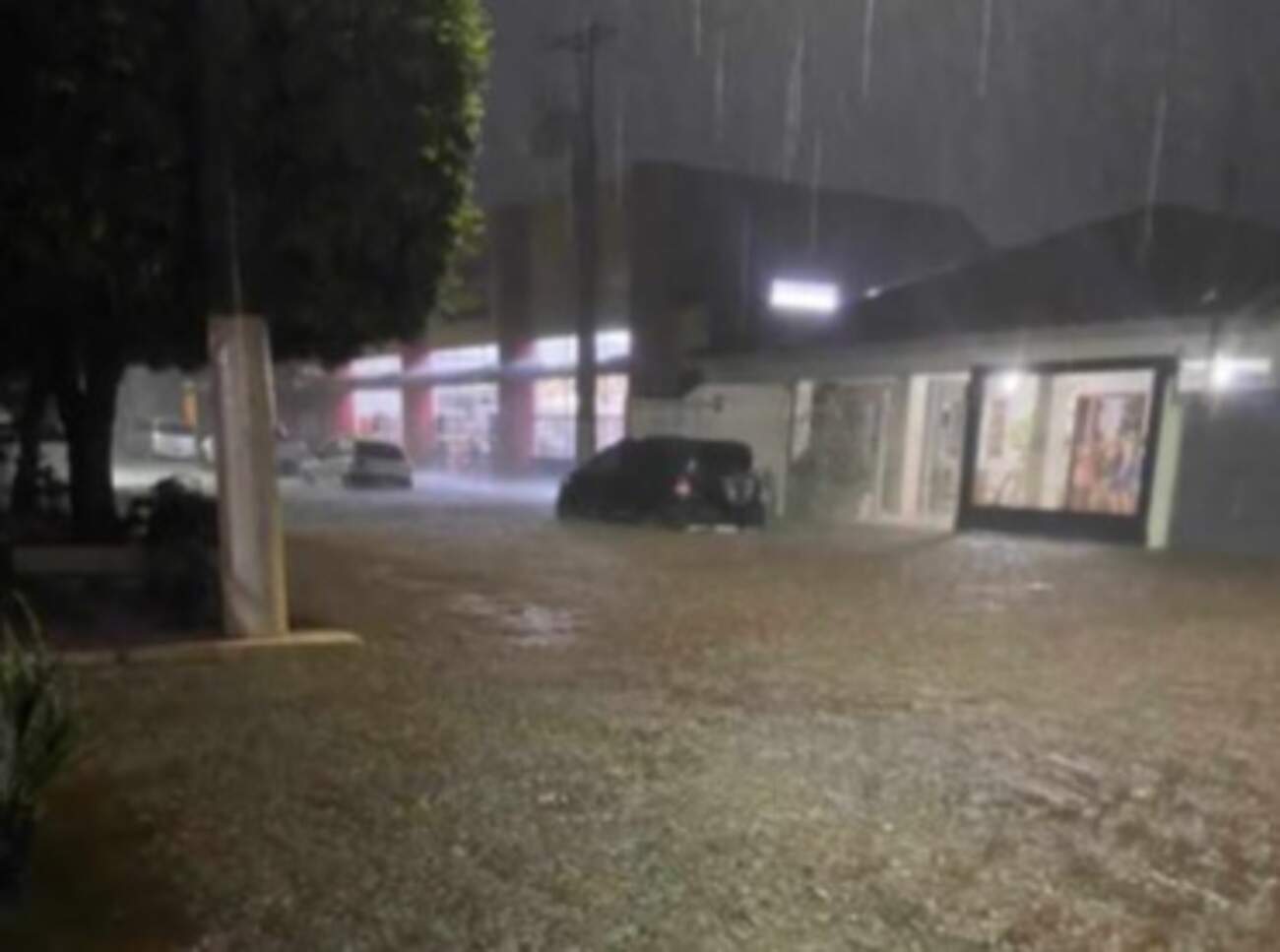 VÍDEO: Chuva forte causa alagamentos em Miranda neste sábado