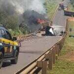 Três pessoas morrem em acidente entre caminhões na BR-163 com incêndio