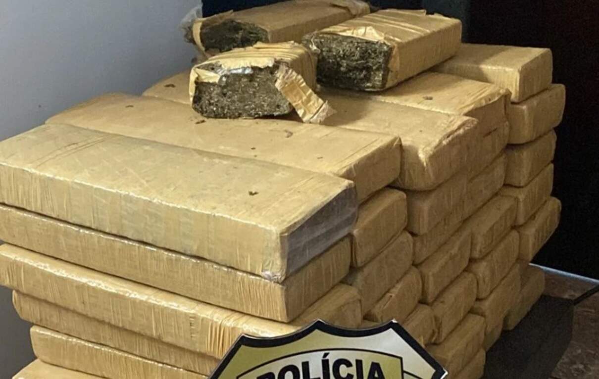 Três são presos e polícia apreende carro e carregamento de maconha após denúncia