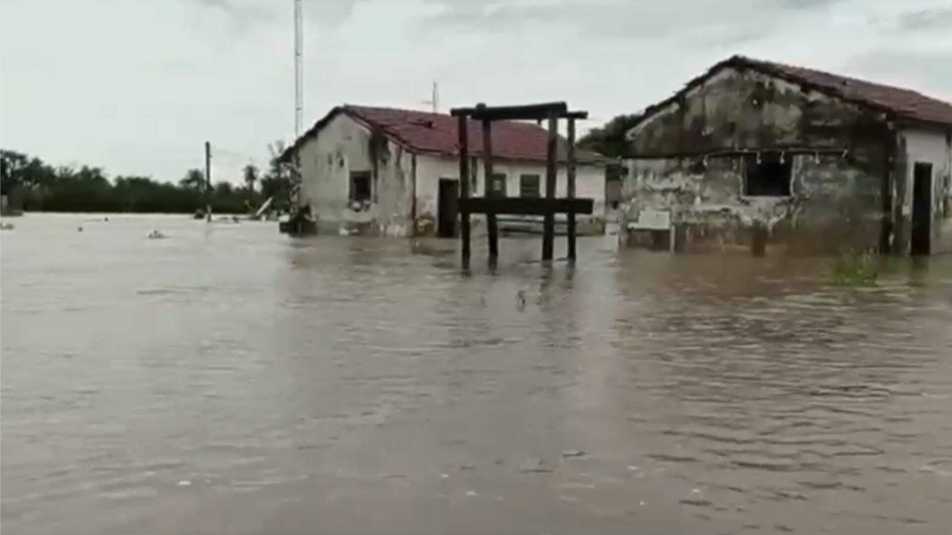 VÍDEO: Chuva destrói pontes, deixa vila inundada e cidades de MS decretam situação de emergência