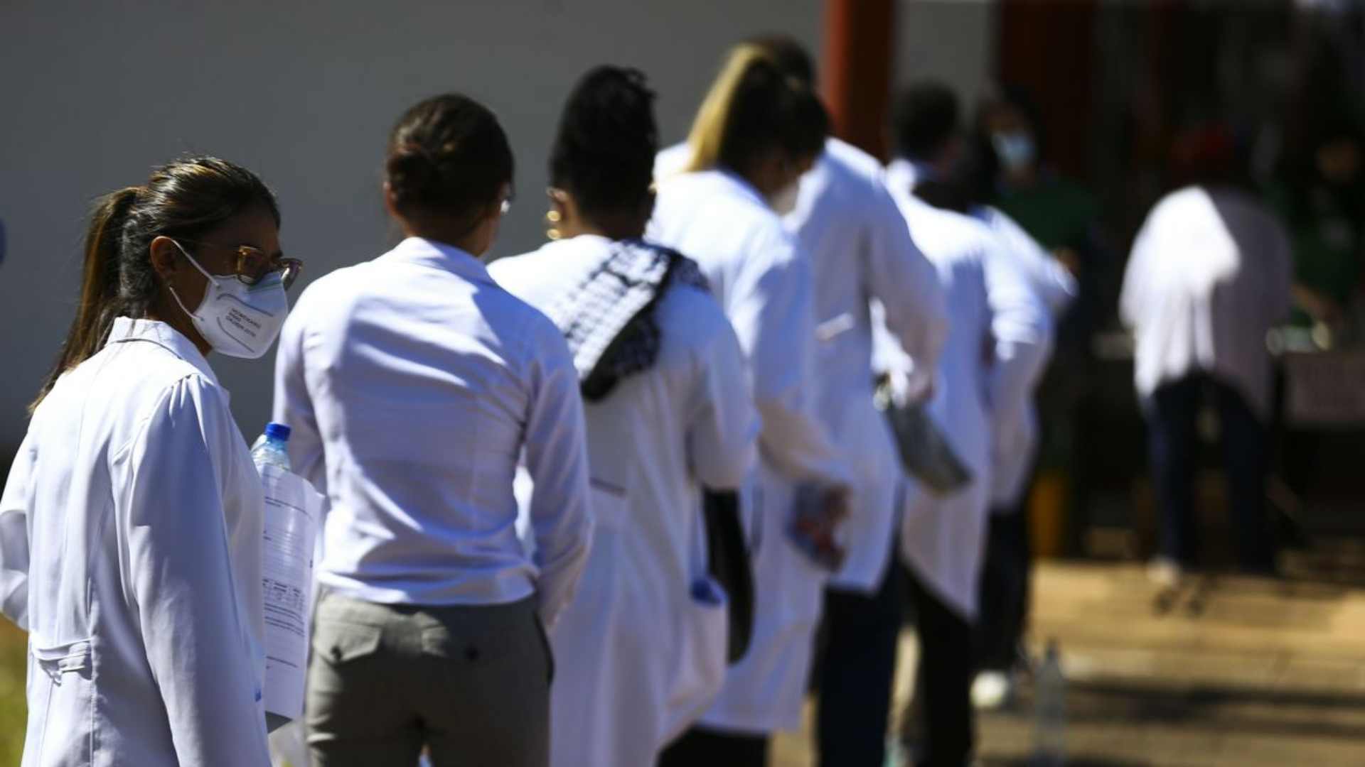 Mais Médicos: Governo lança programa com 15 mil vagas e prioridade para brasileiros