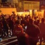 VÍDEO: Briga entre cliente e motoboy acaba em pedradas e buzinaço em Campo Grande