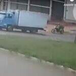 VÍDEO: imagens mostram suspeito colidindo moto roubada contra caminhão na Guaicurus