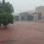 VÍDEO: Rua vira rio com chuva no Rouxinóis e água invade até calçada