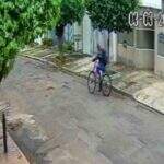 VÍDEO: suspeito pula muro, furta residência e sai de bike em Campo Grande