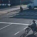 Com semáforos desligados, Centro de Campo Grande vive caos e motociclista bate em caminhão