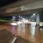 VÍDEO: chuva causa alagamentos em vias e sob viaduto em Campo Grande