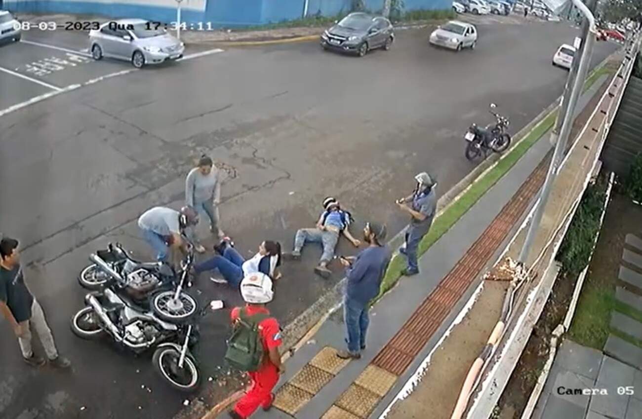VÍDEO: imagens mostram acidente entre motos que deixou motociclista inconsciente