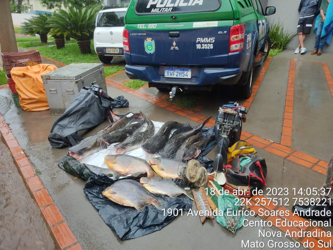 Quatro são presos com 88 kg de pescado ilegal e caminhonete e petrechos são apreendidos
