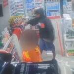VÍDEO: Câmeras registram bandidos entrando em farmácia e ameaçando cliente durante assalto