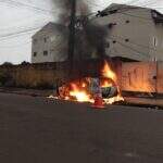 VÍDEO: carro bate em poste e pega fogo depois de pneu estourar em avenida de Campo Grande