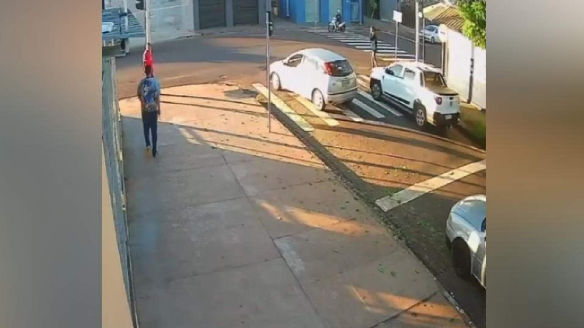 Câmera flagra momento em que pedestre é assassinado com tiros na cabeça na Avenida das Bandeiras
