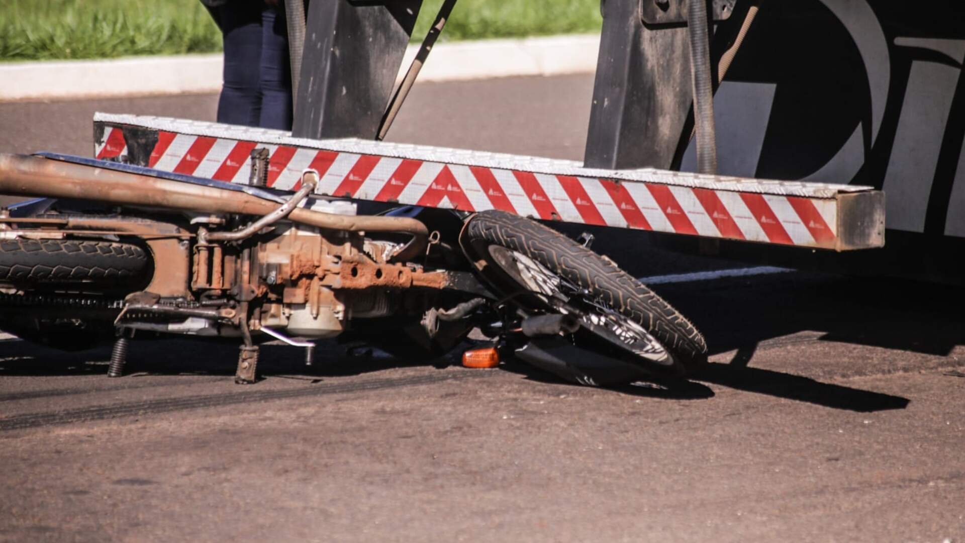 Motociclista bate na traseira de carreta e moto fica presa no para-choque na Avenida Duque de Caxias