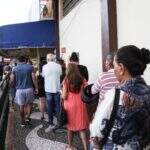 ‘Dobrando esquina’: Peixarias têm fila para quem deixou almoço para última hora