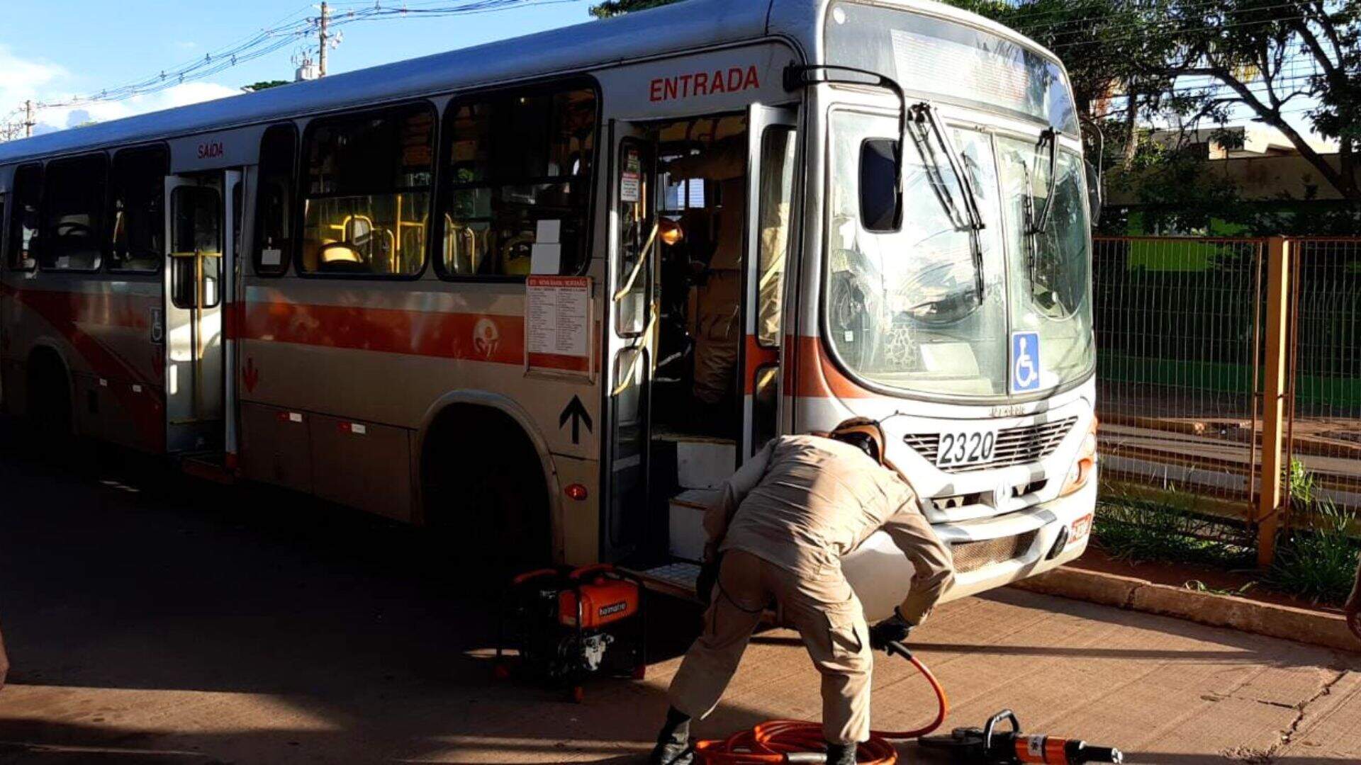 Passageiro fica preso em grade após ônibus fazer manobra brusca em Campo Grande