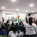 Com 153 escolas sem aulas em Campo Grande, professores protestam por piso salarial