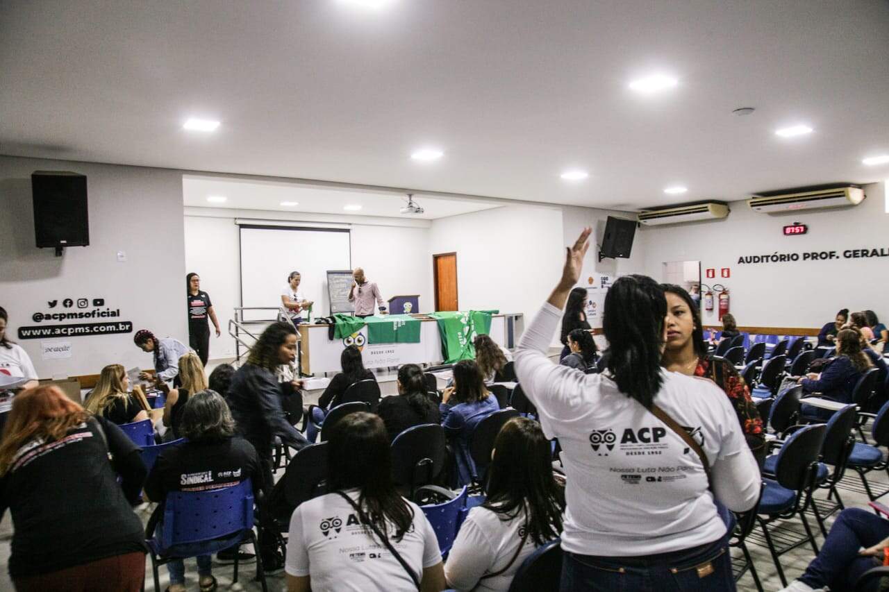 Com 153 escolas sem aulas em Campo Grande, professores protestam por piso salarial