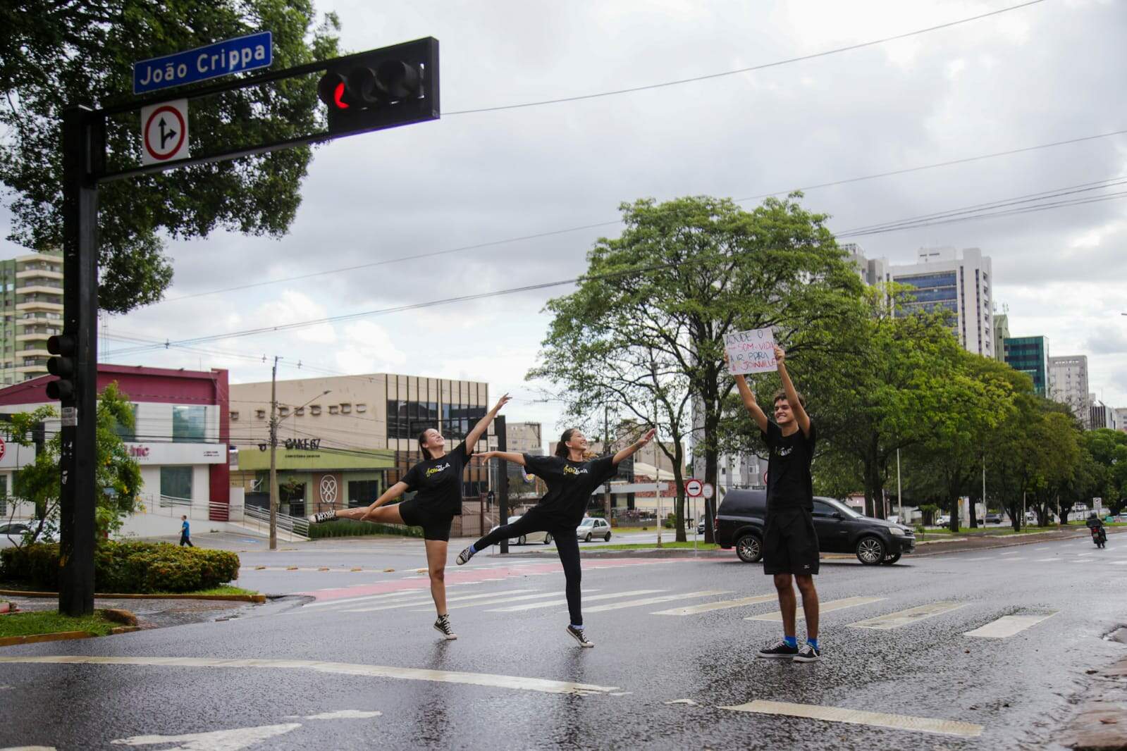 Com dança e música no semáforo, jovens da periferia arrecadam dinheiro para sonhado curso em SC
