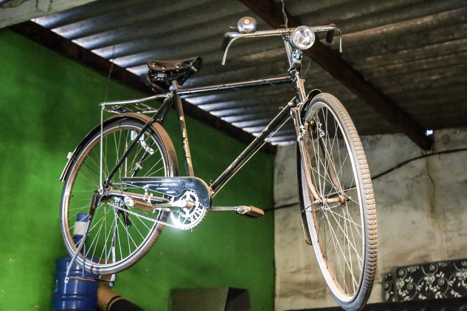 Bike está exposta em loja de móveis usados. Foto: Henrique Arakaki/Jornal Midiamax
