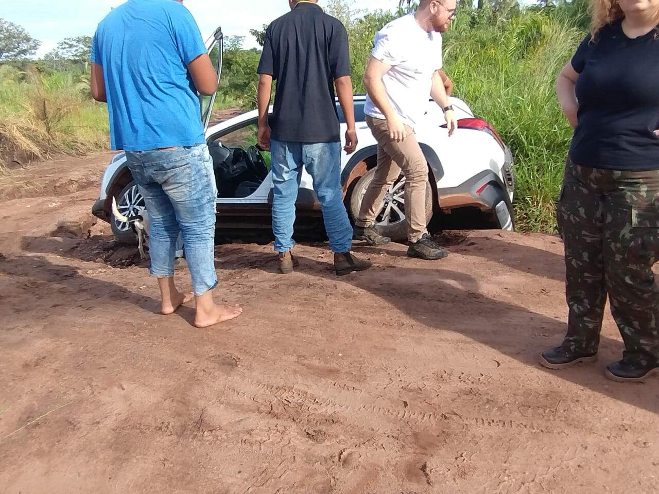 carro na valeta 