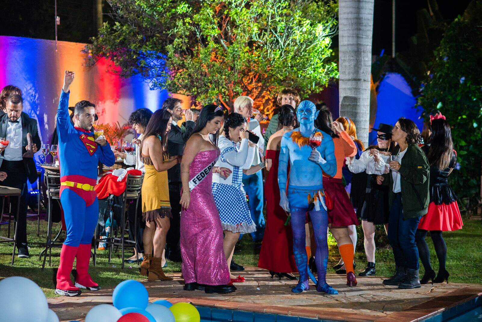 Convidados fantasiados na pista de dança. Foto: Lohan Fagundes