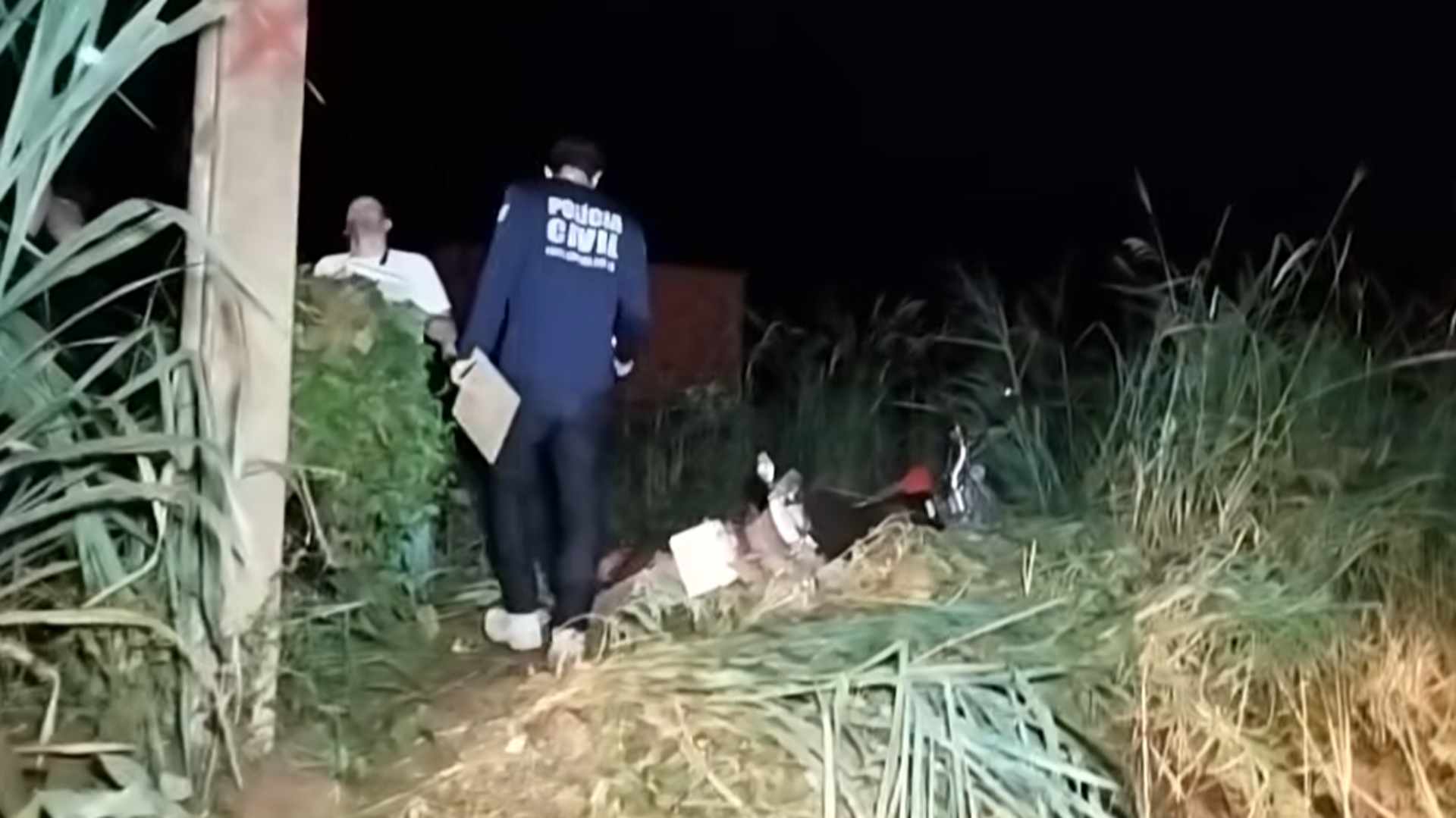Motociclista de 21 anos morre ao invadir área de matagal e cair do veículo