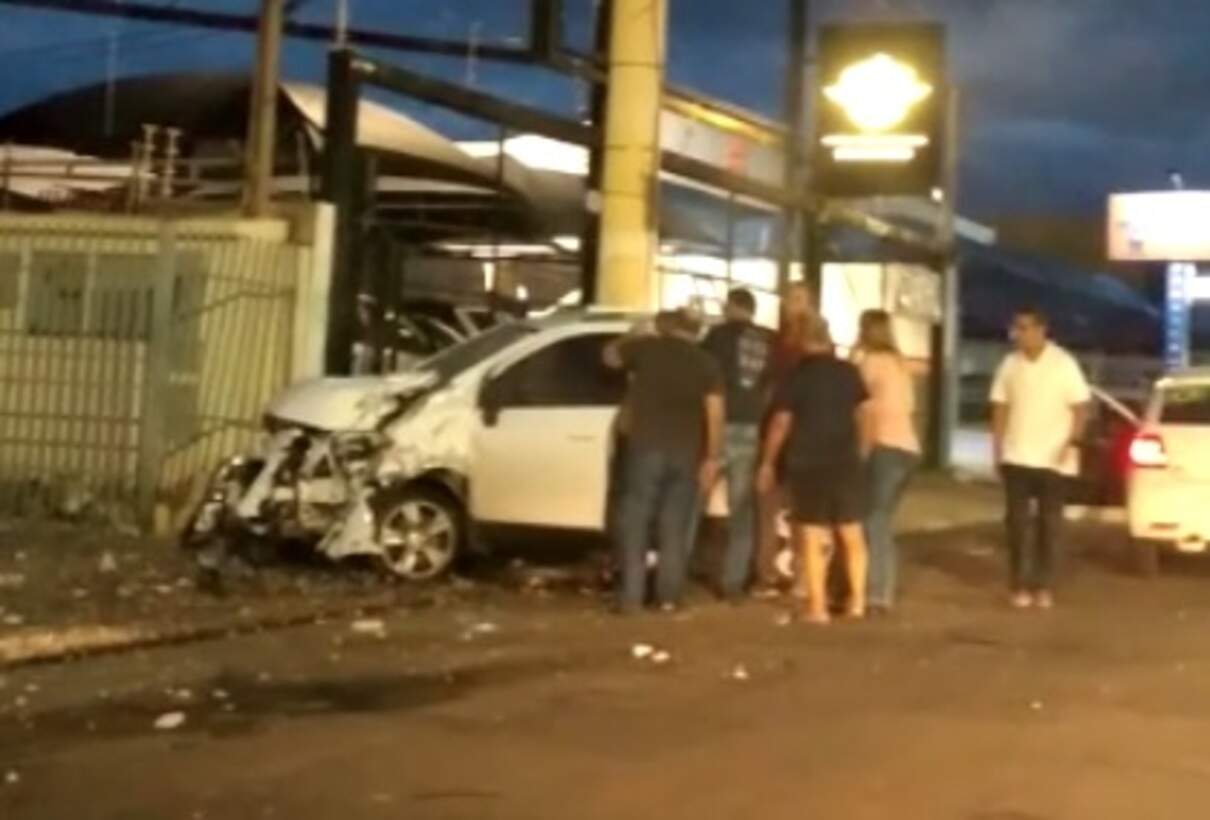 Motorista saiu ileso em colisão de carro contra poste que deixou mais de 300 casas sem energia