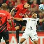 Bento salva, Athletico-PR ganha e deixa Atlético-MG em situação delicada na Libertadores