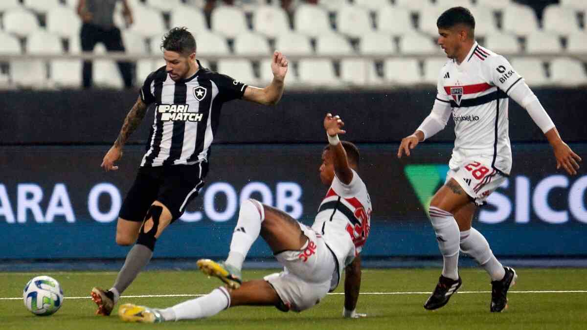 São Paulo para em goleiro revelado em Cotia e estreia com derrota para o Botafogo