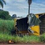 Acidente entre carreta e caminhão baú dos Correios deixa mercadorias espalhadas pela BR-262