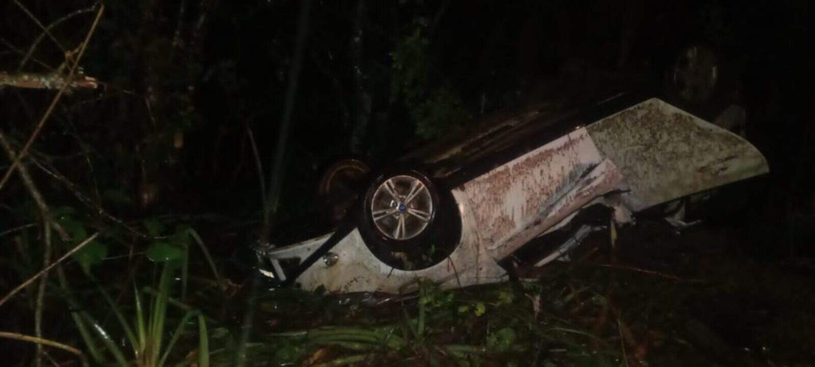 Três ficam feridos em capotamento durante forte chuva em rodovia de MS