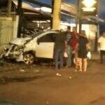 VÍDEO: motorista sai ileso em forte colisão contra poste na Avenida Coronel Antonino