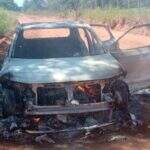 Carro abandonado é destruído por incêndio nas proximidades do Aeroporto Santa Maria