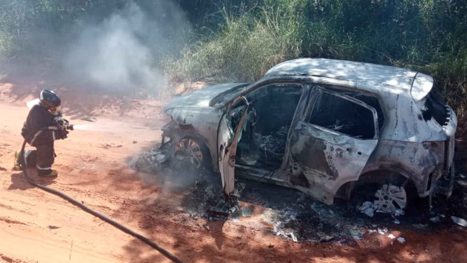 Brasil: Coche abandonado es destruido por un incendio cerca del aeropuerto de Santa María