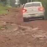 VÍDEO: motoristas se arriscam para trafegar em avenida do Bairro Nova Campo Grande