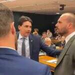 Eduardo Bolsonaro tenta agredir deputado do PT após discussão sobre ‘facada fake’