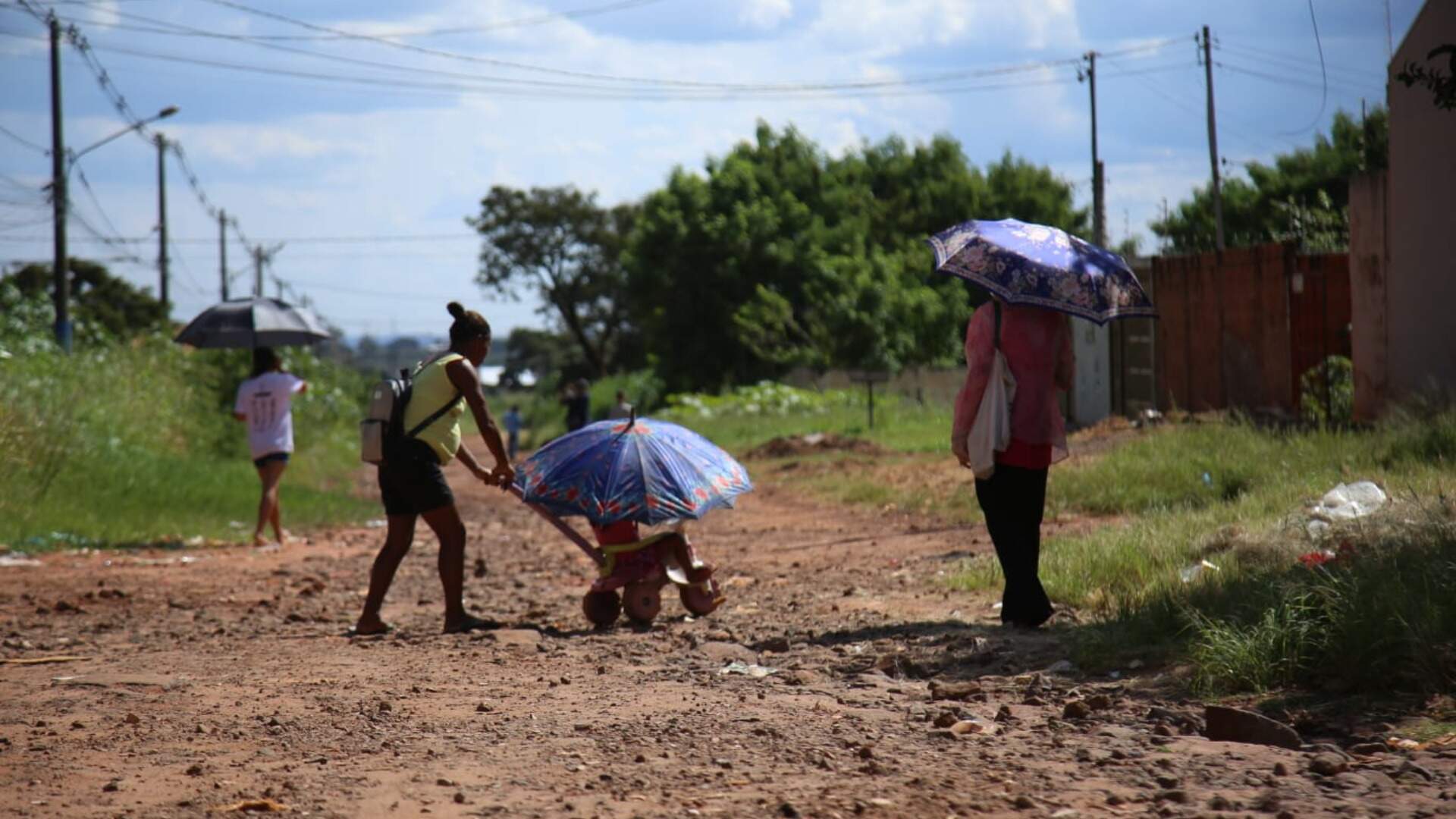 Longe do asfalto, moradores vivem drama para sair de casa em Campo Grande: ‘Já tomei vários tombos’