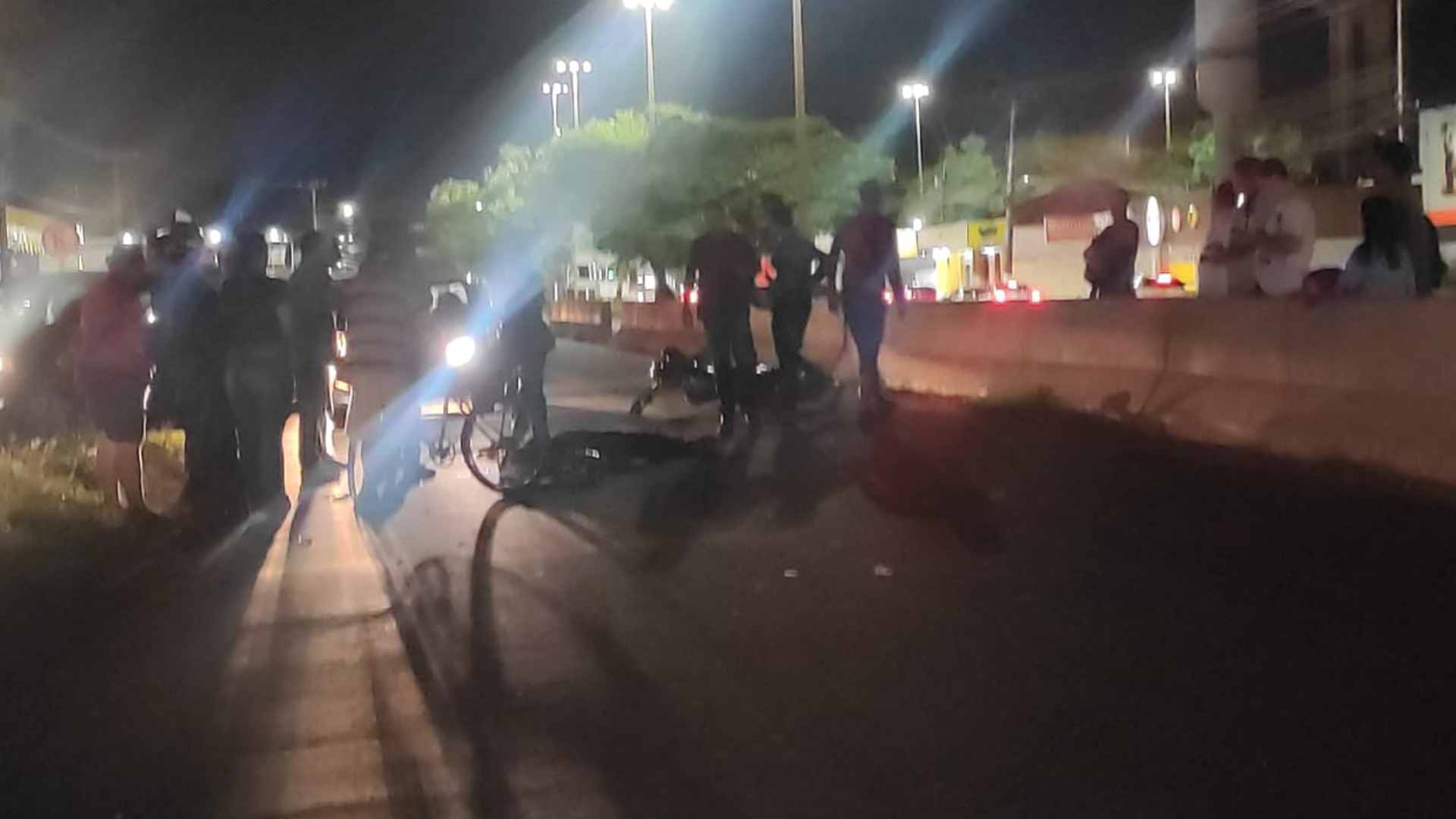 Motociclista morre após colidir com caminhão na avenida Gunter Hans